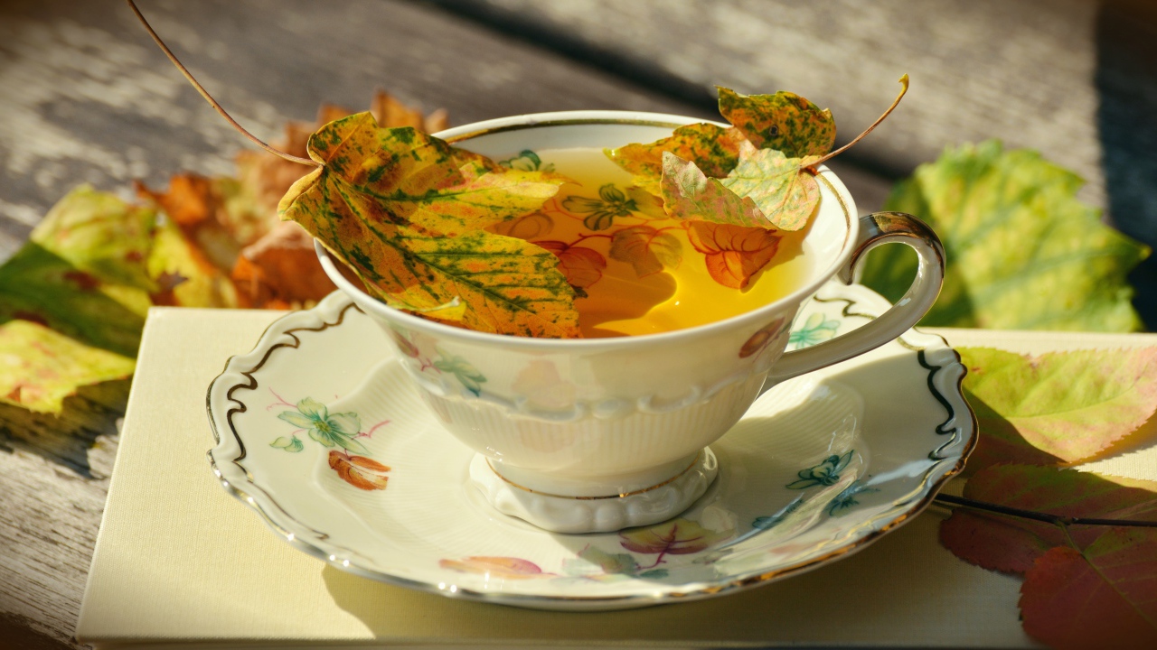 Чай в красивой чашке с осенней листвой