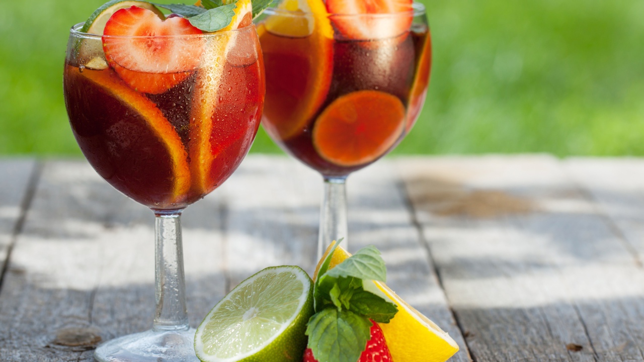 Два бокала фруктового коктейля на столе
