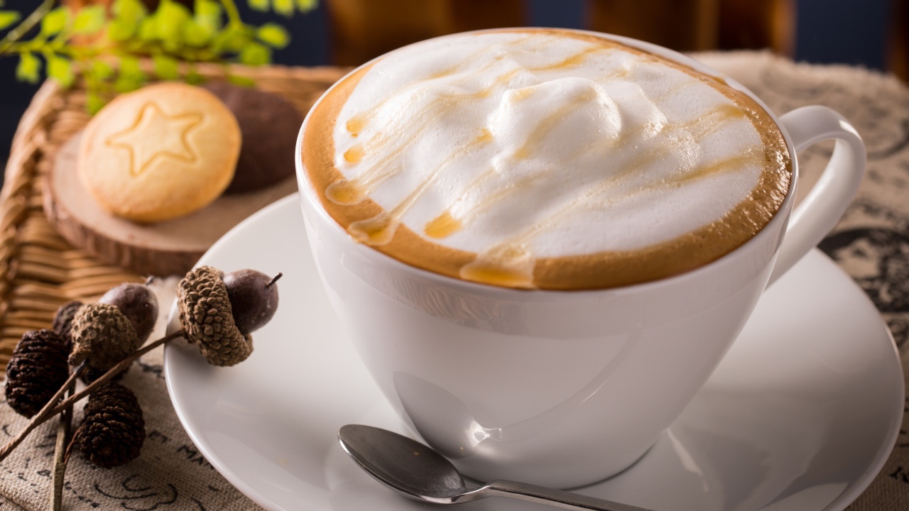 Белая чашка капучино с большой пеной