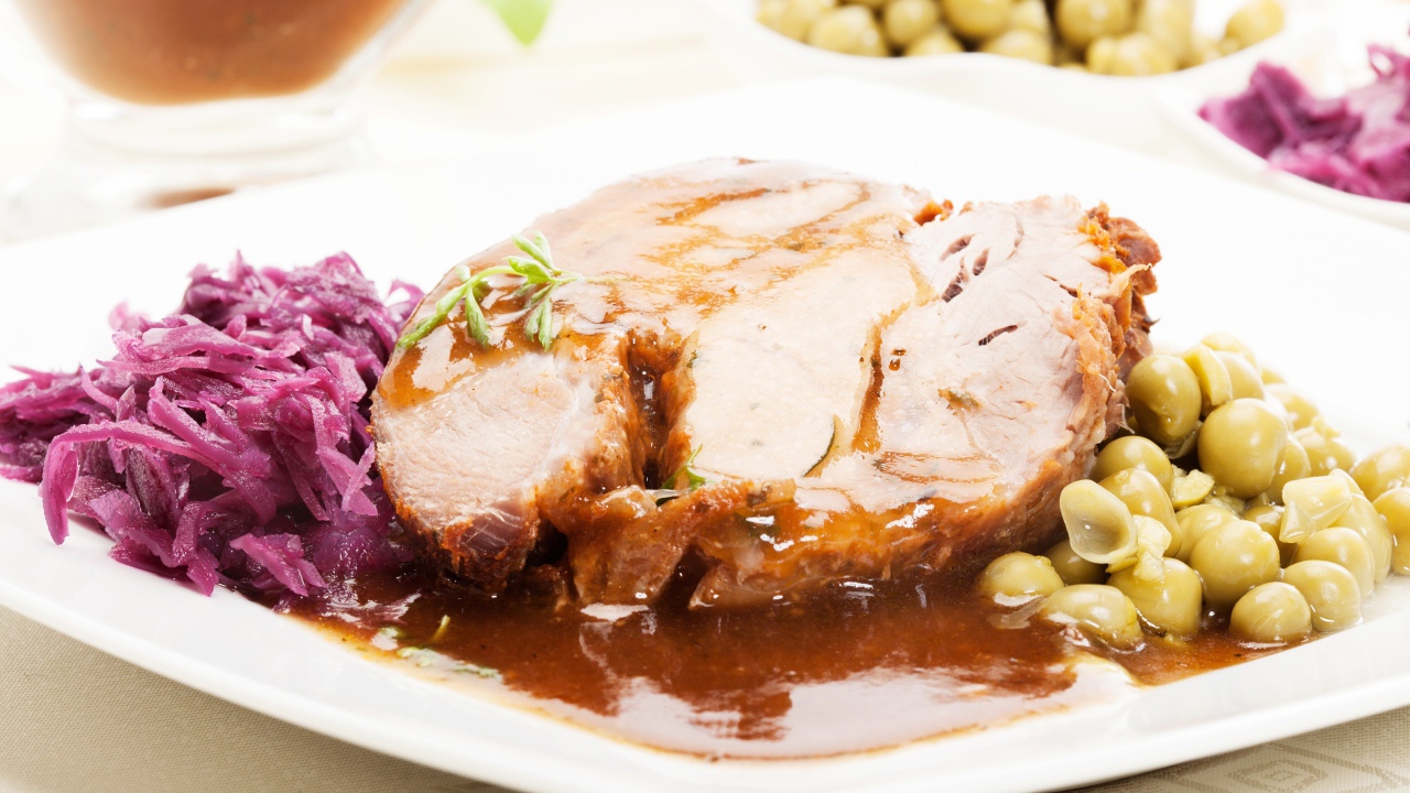 Кусок сочного мяса с горошком и тертой свеклой