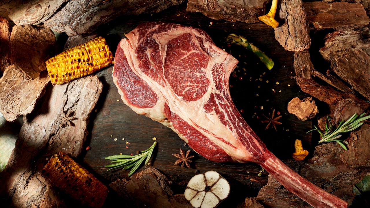 Кусок мяса на кости с кукурузой 