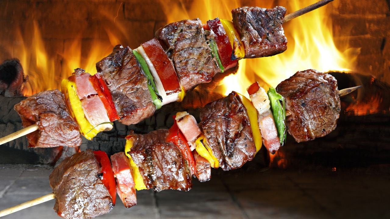 Аппетитный шашлык с овощами на фоне огня