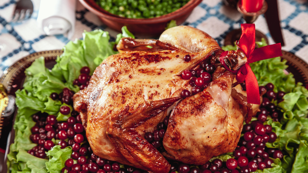 Запеченная курица с ягодами клюквы и листьями салата