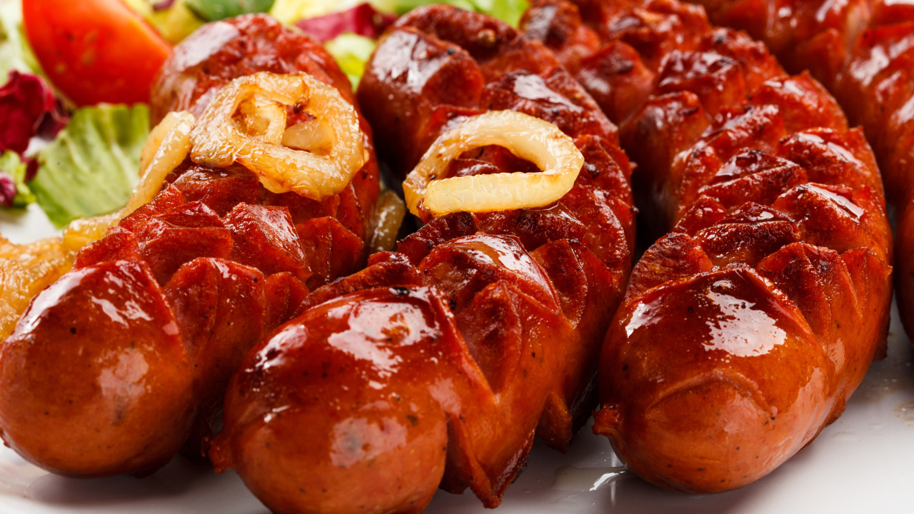 Жареные сосиски с кольцами лука