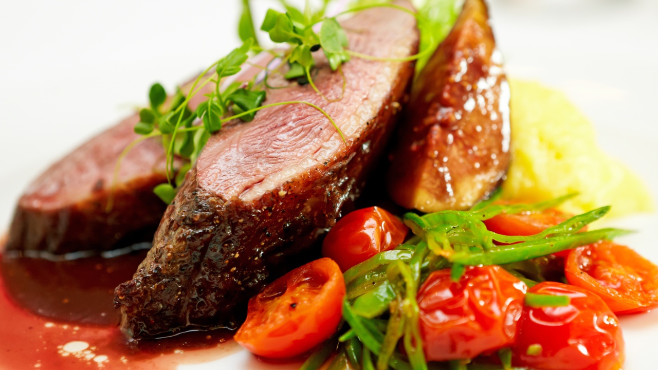 Сочное мясо с помидорами, соусом и зеленью