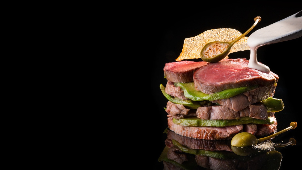 Мясо с авокадо на черном фоне