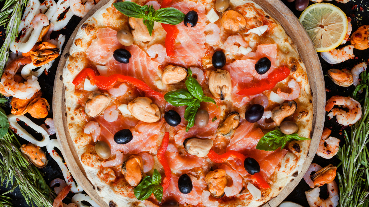 Аппетитная пицца с морепродуктами 