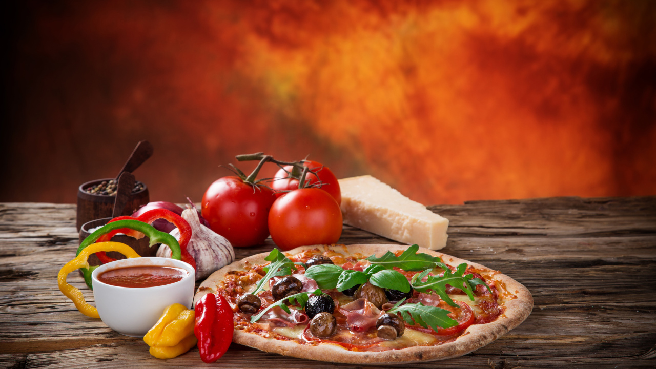 Пицца с колбасой и грибами на столе с соусом и овощами 