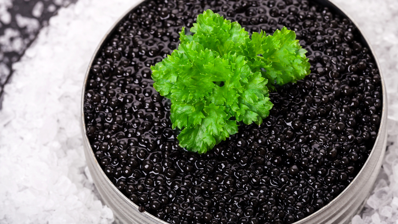 Банка черной икры с листиком петрушки