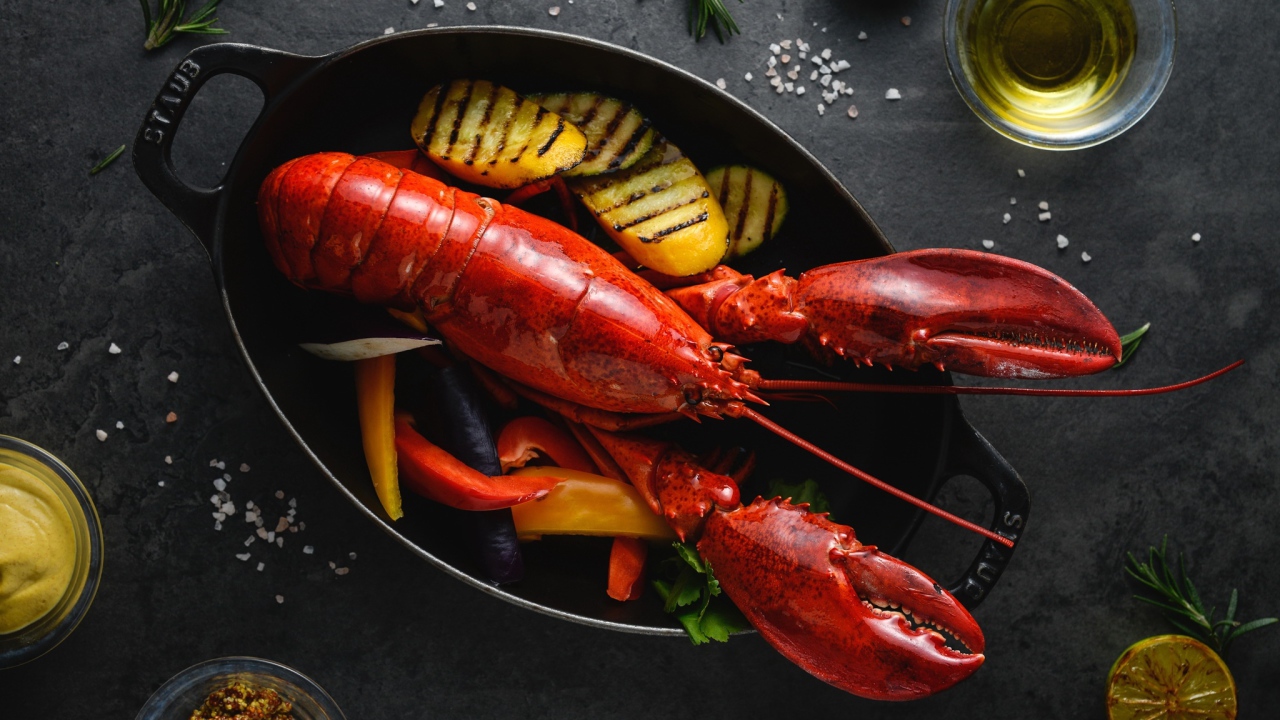 Большой омар с овощами 