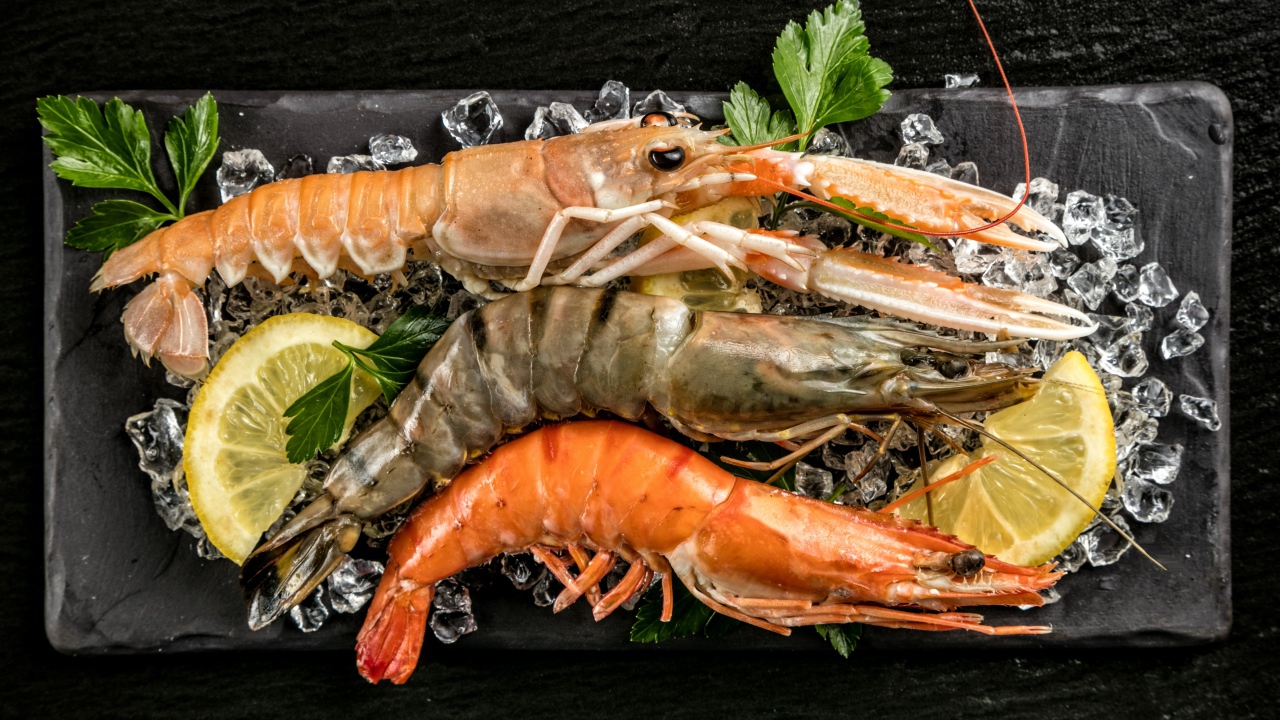 Большие креветки с кусочками лимона