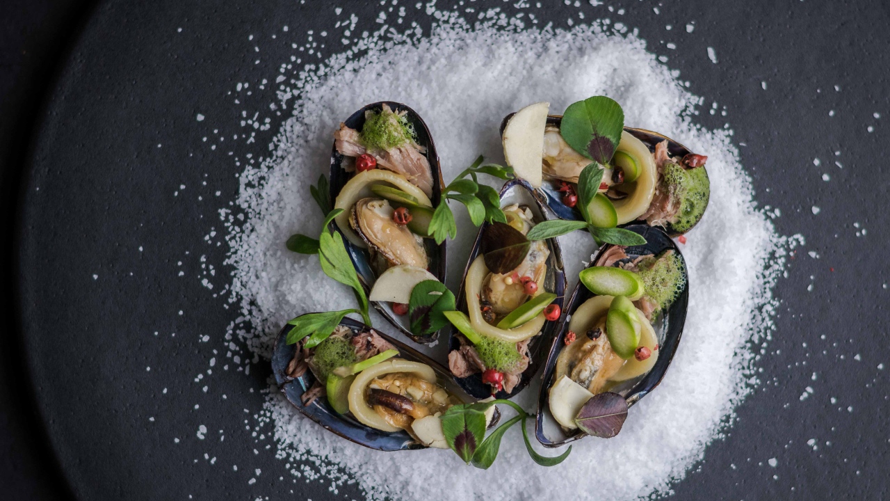 Мидии крупным планом на столе