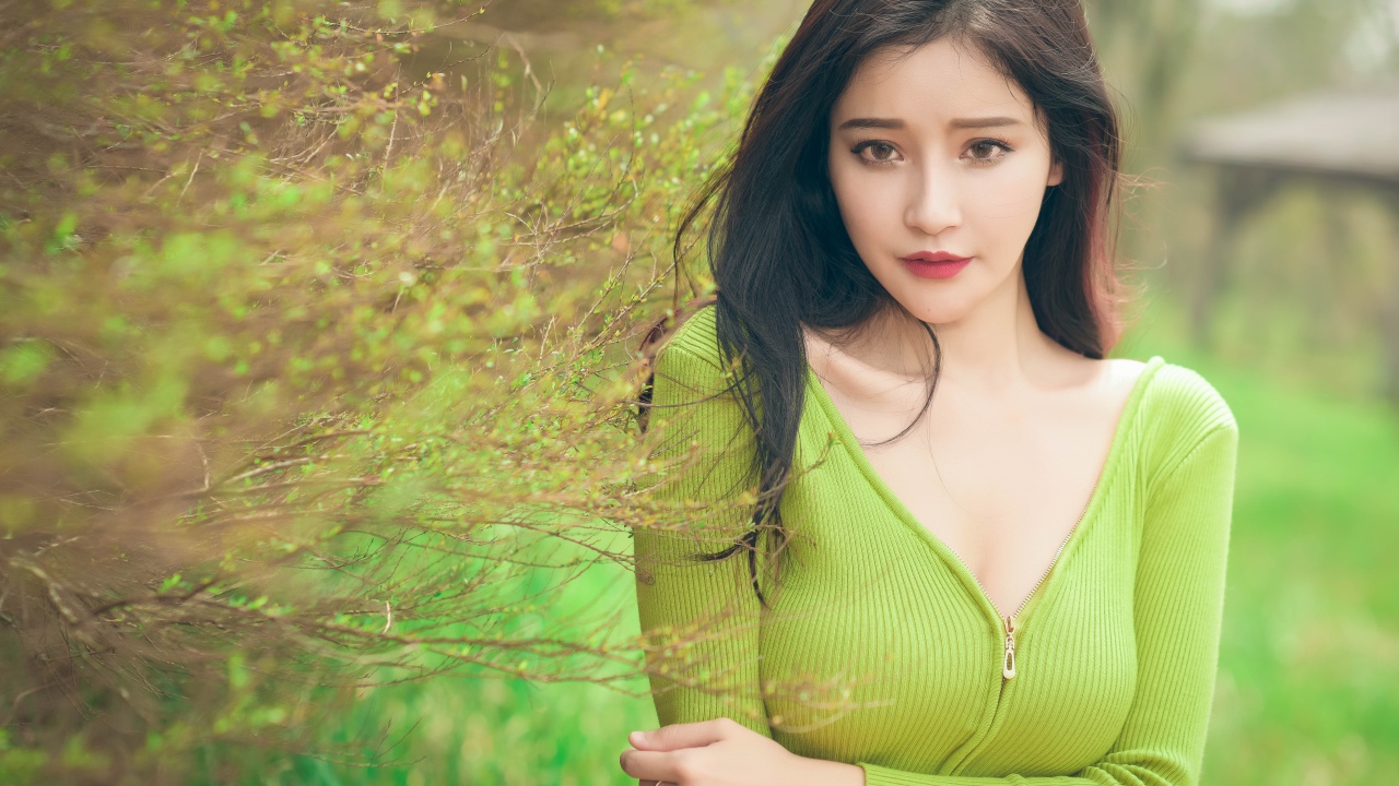 Девушка азиатка в зеленой кофте 