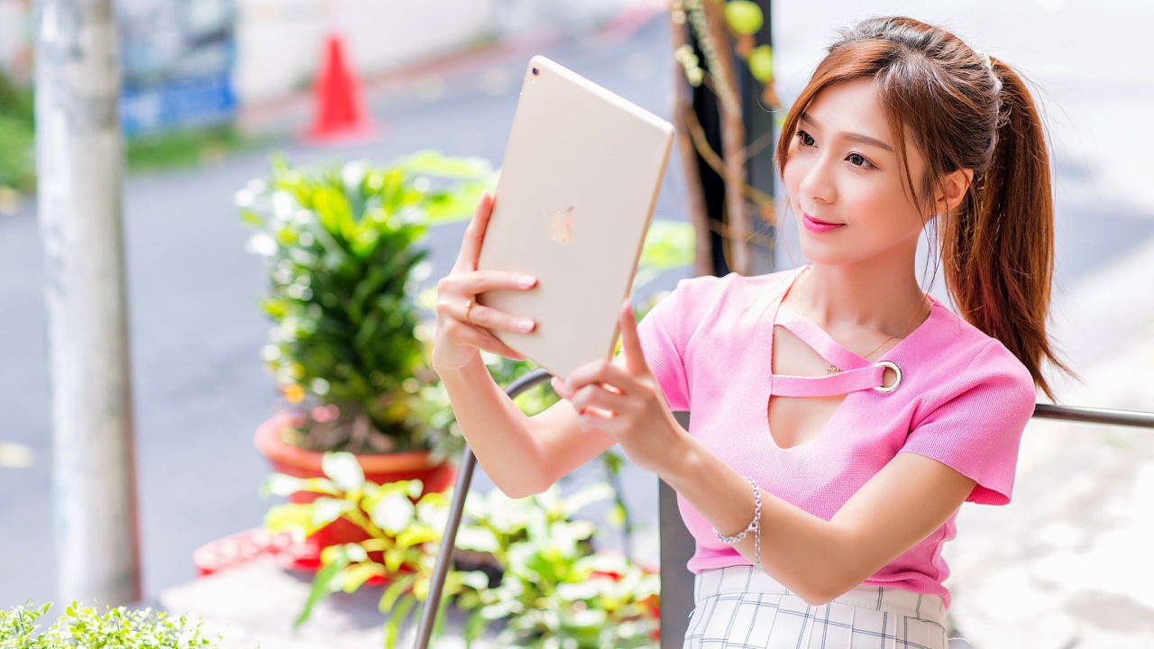 Красивая девушка азиатка делает селфи