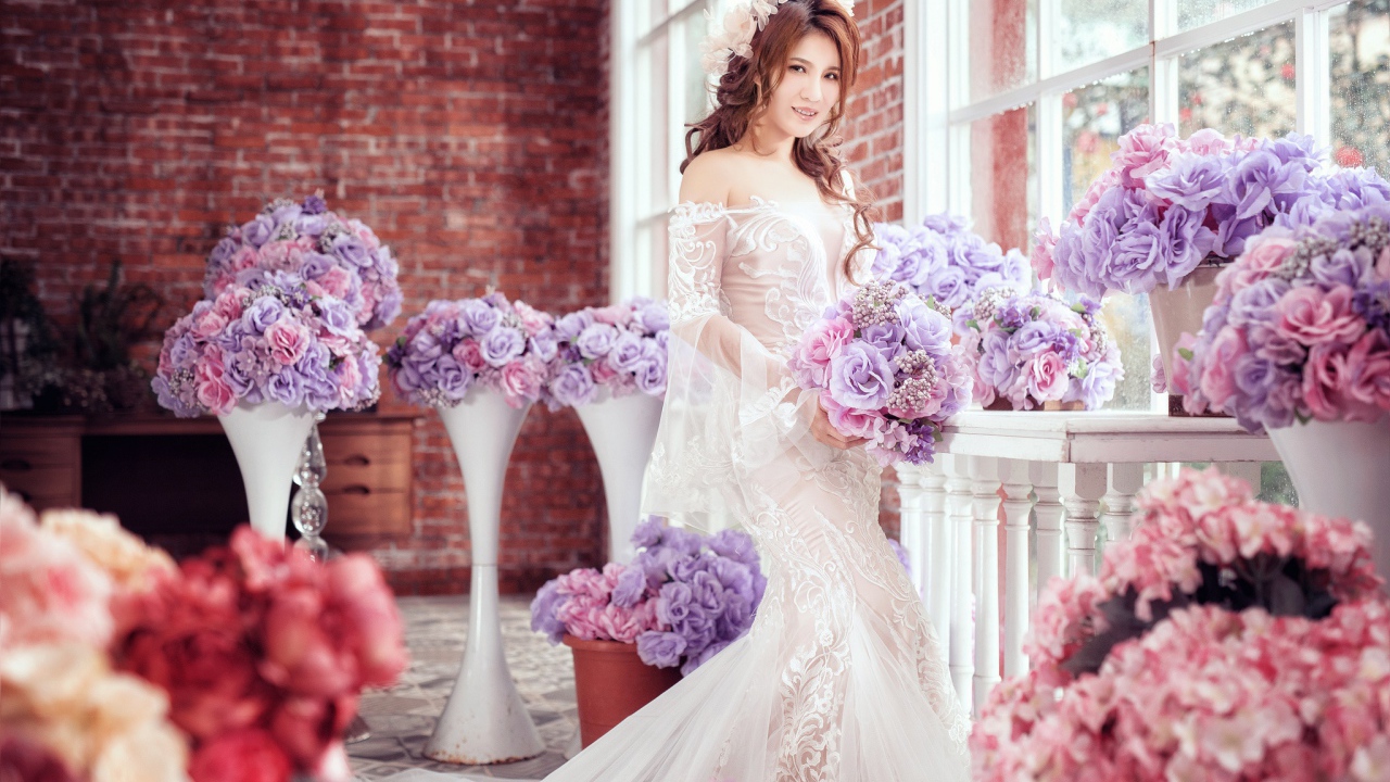 Красивая азиатка в свадебном платье с цветами