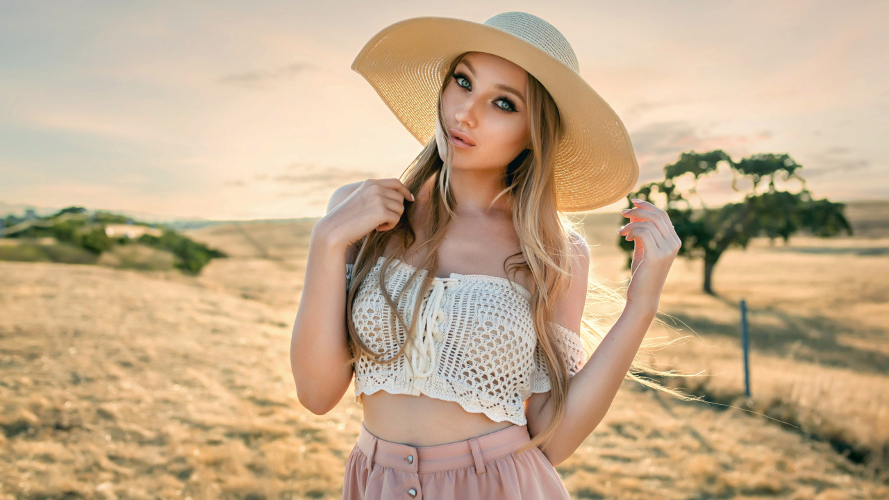 Красивая девушка блондинка в большой шляпе