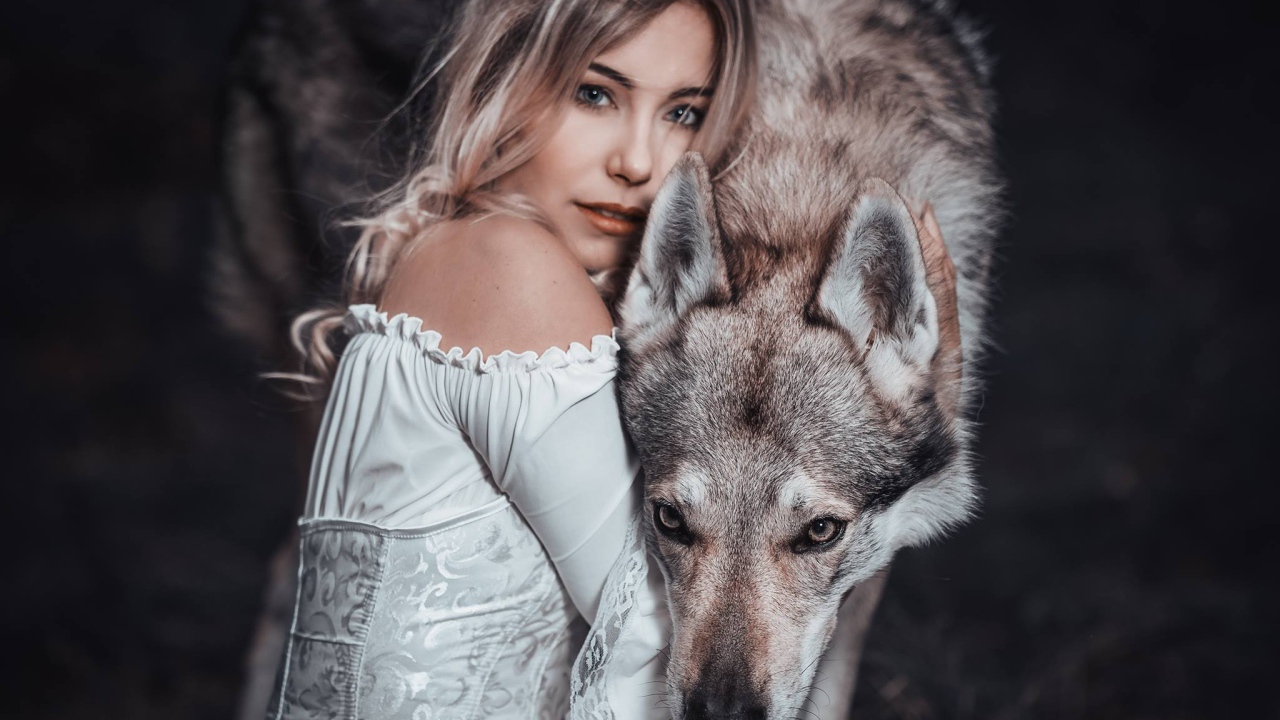Красивая блондинка в белом платье с волком