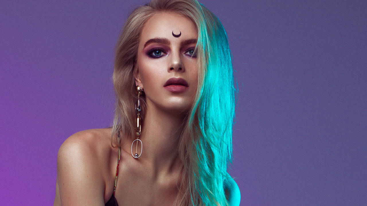 Красивая блондинка с татуировкой на лбу