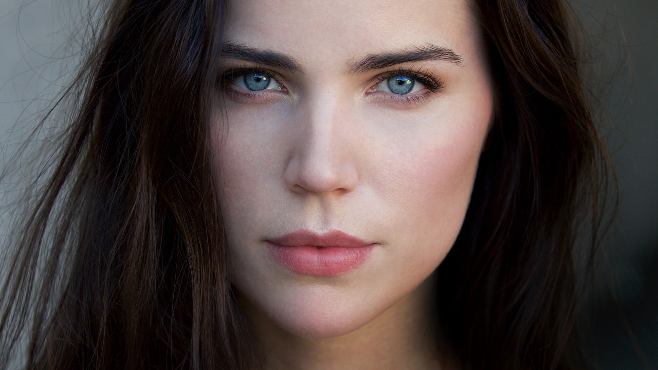 Красивая голубоглазая шатенка крупным планом 