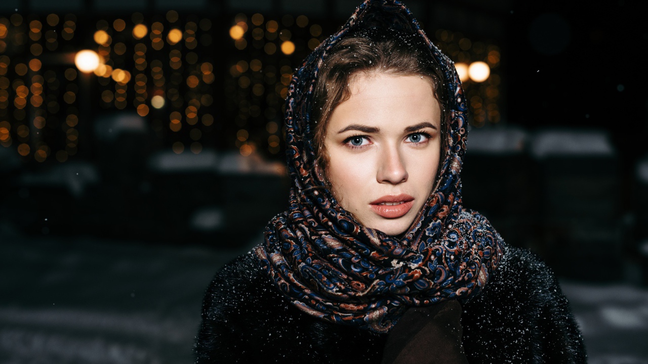 Красивая голубоглазая девушка в красивом платке