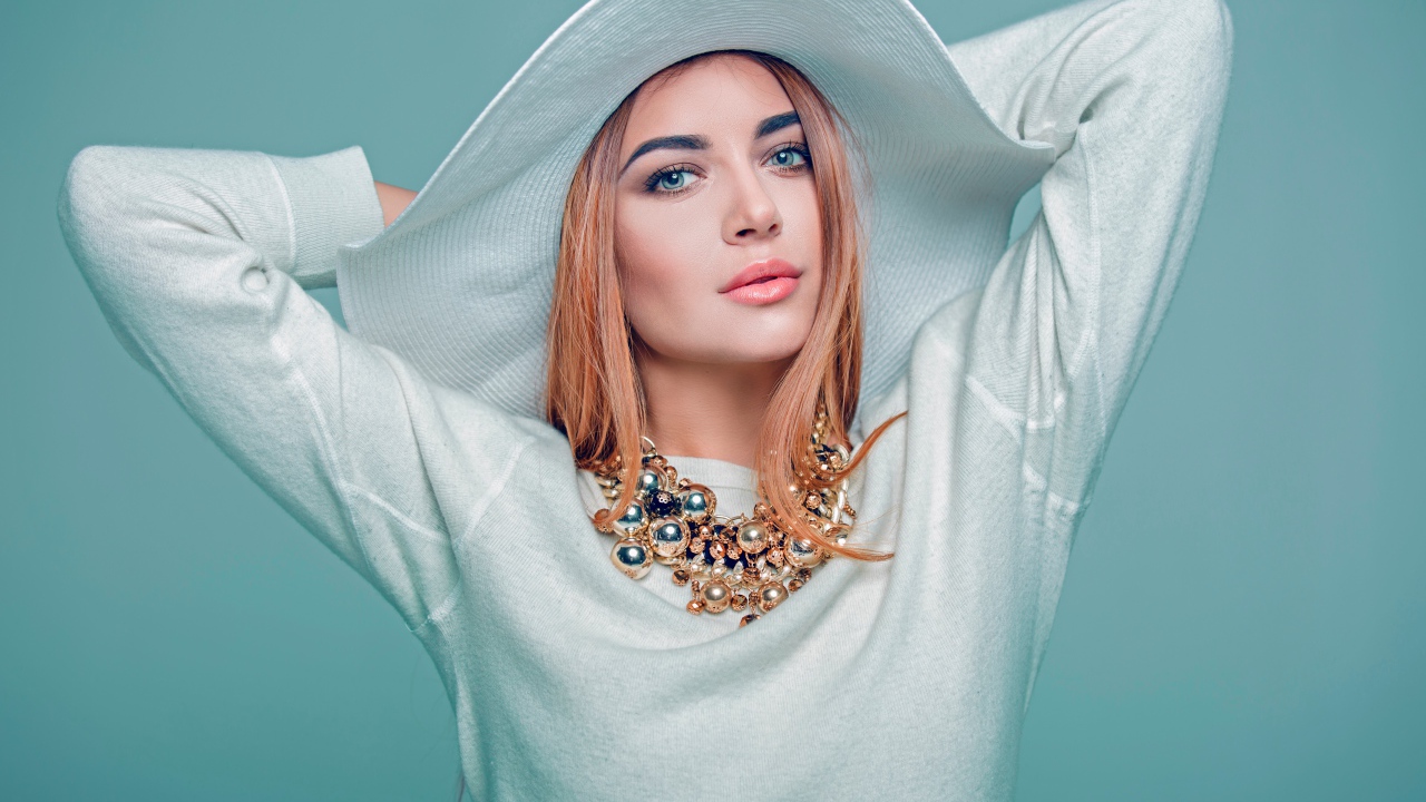 Красивая голубоглазая девушка в большой белой шляпе