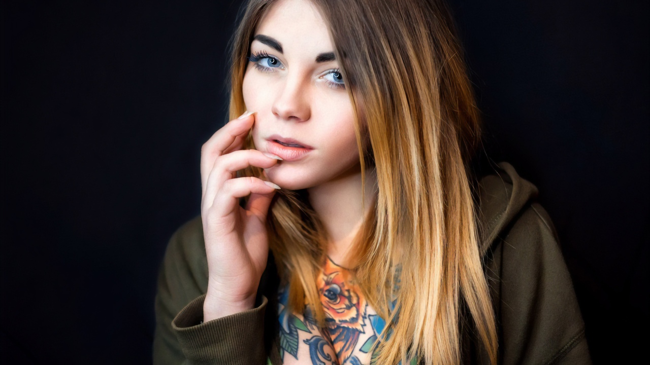 Красивая голубоглазая девушка с татуировкой 