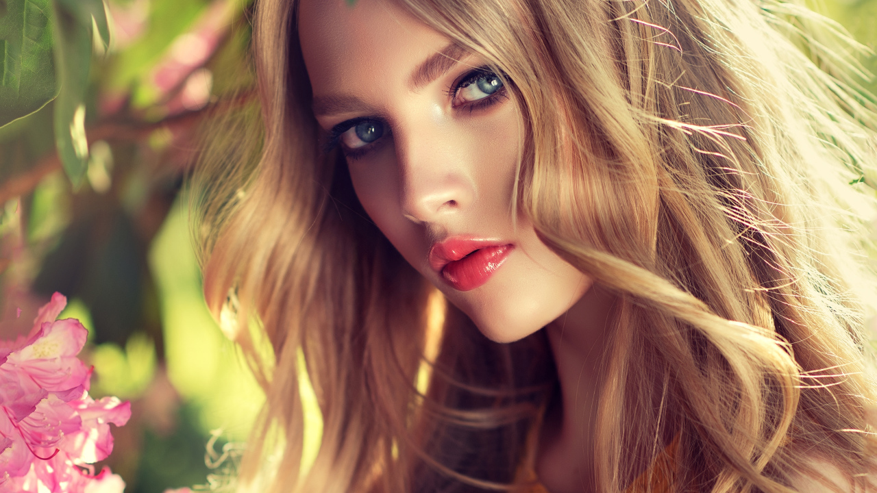 Красивая яркая голубоглазая блондинка фото крупным планом