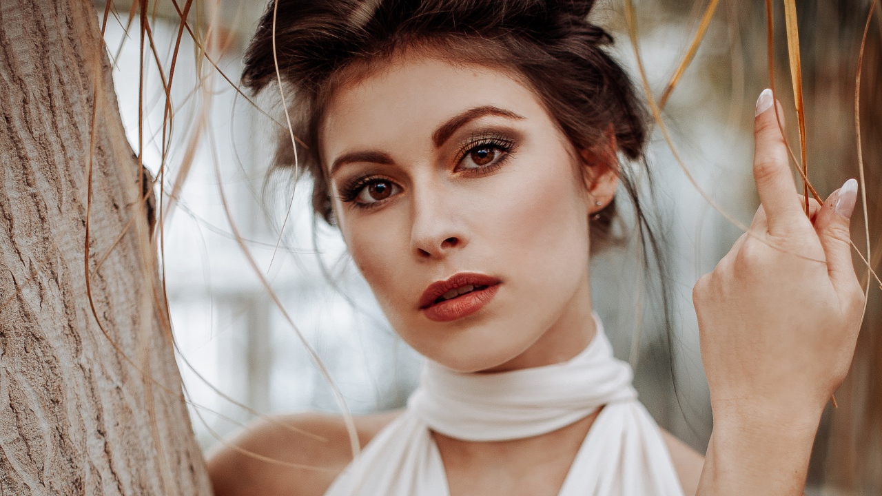 Красивая кареглазая шатенка у дерева