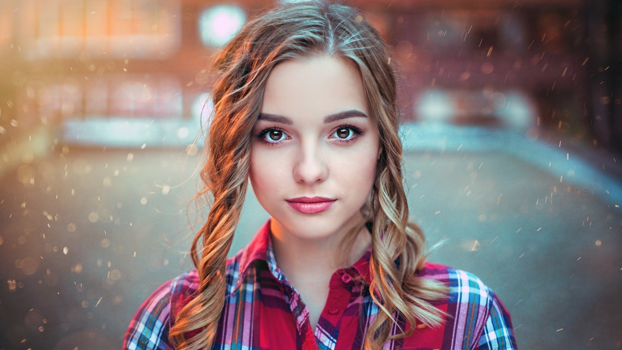 Красивая кареглазая девушка с прической 