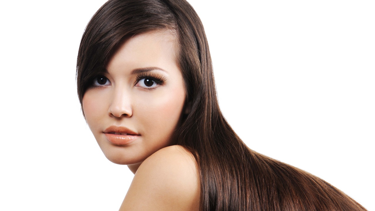 Красивая кареглазая длинноволосая девушка на белом фоне 