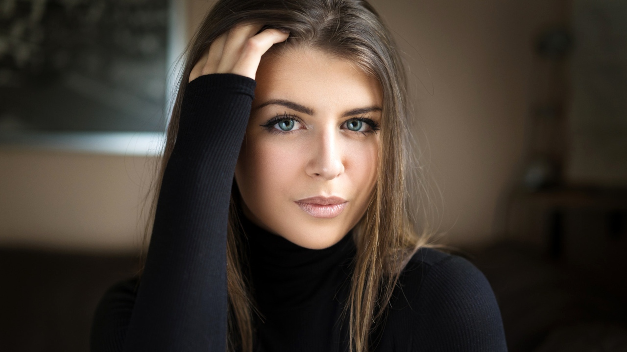 Красивая шатенка в черном свитере 