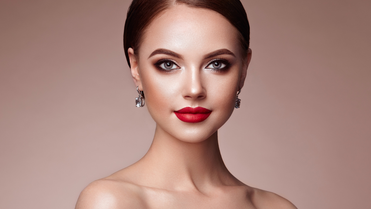 Красивая шатенка с ярким макияжем