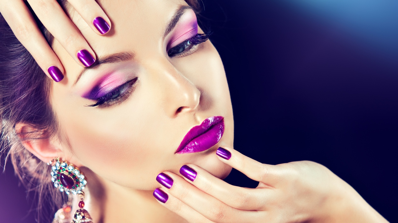 Красивая шатенка с фиолетовым макияжем
