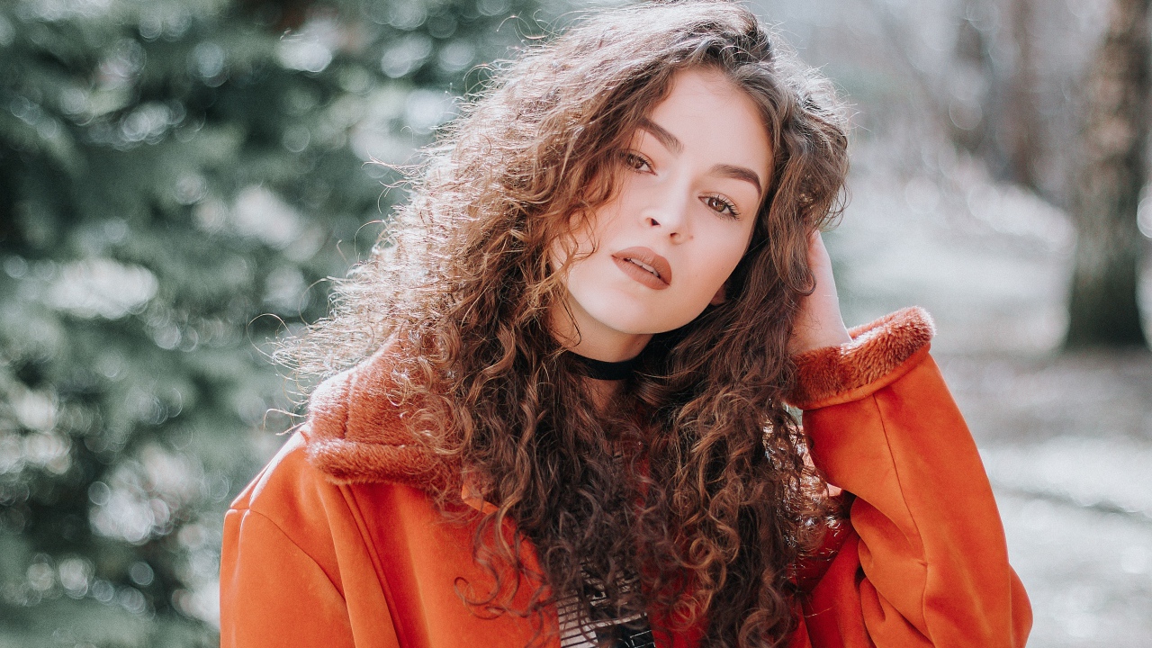 Красивая девушка шатенка в красной куртке