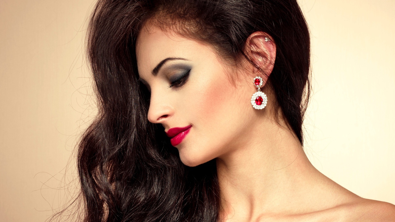 Красивая брюнетка с дорогими серьгами в ушах