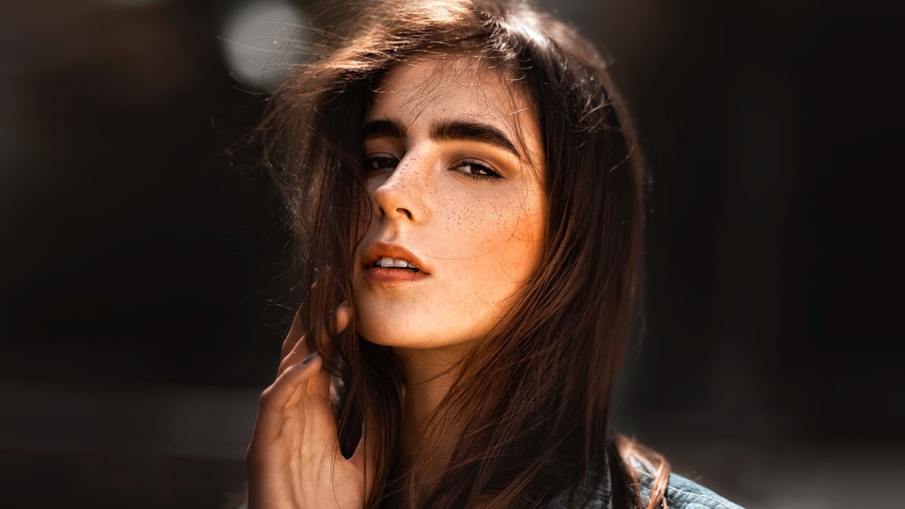 Красивая брюнетка с веснушками на лице