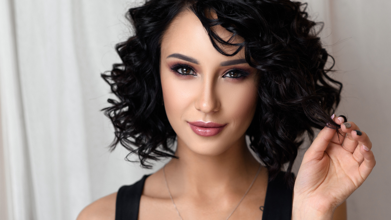 Красивая брюнетка с макияжем
