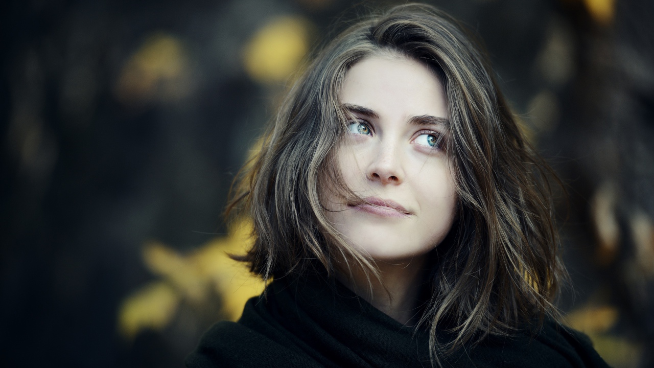 Красивая задуманная брюнетка в черном шарфе