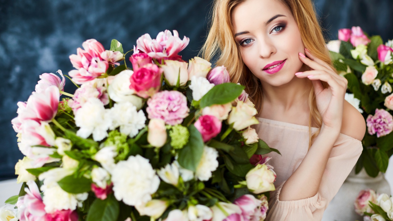 Красивая нежная девушка блондинка с большим букетом