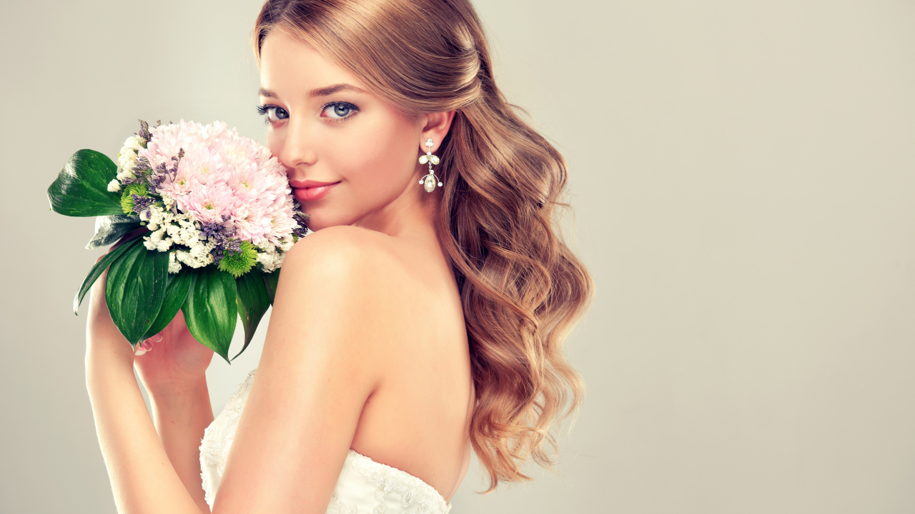 Красивая девушка невеста с букетом цветов на сером фоне