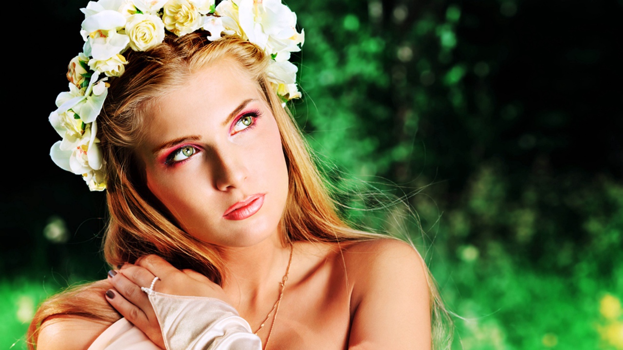 Красивая девушка невеста с белым венком на голове