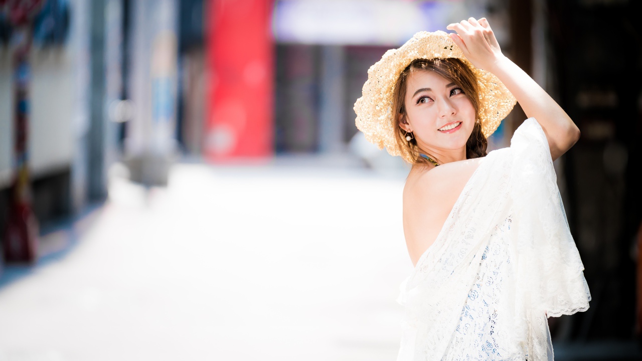 Красивая девушка в шляпке 