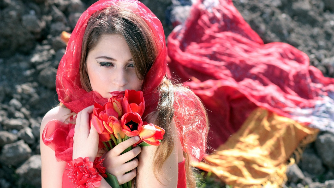 Красивая девушка в красной шали с букетом тюльпанов