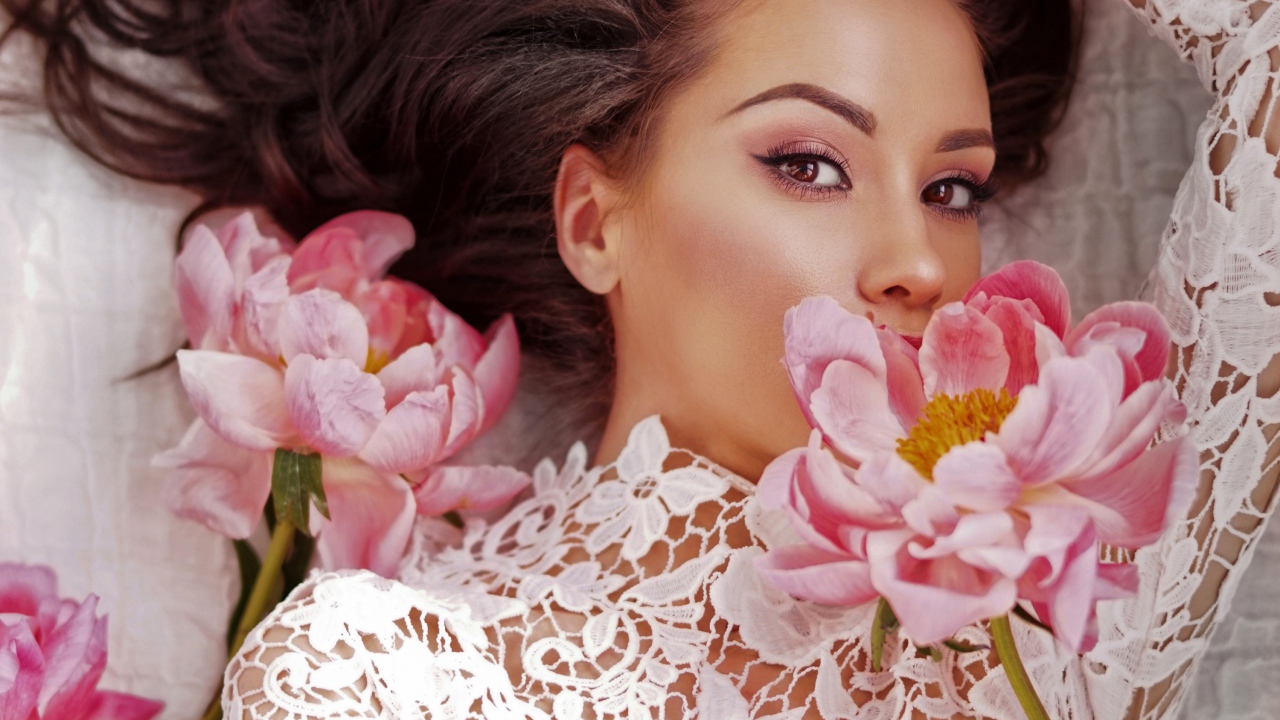 Красивая девушка в белом платье с розовыми цветами пиона 