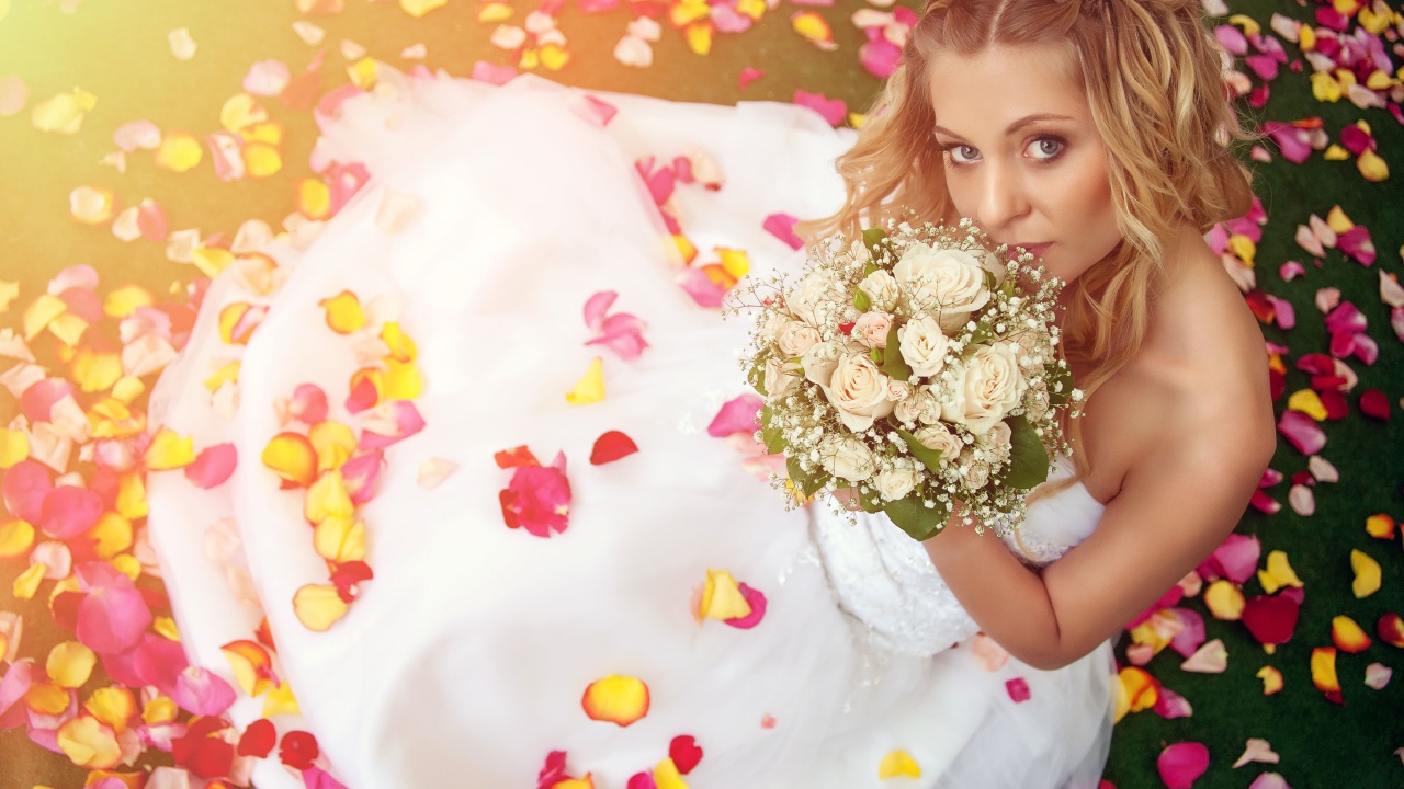 Красивая девушка в свадебном платье с букетом