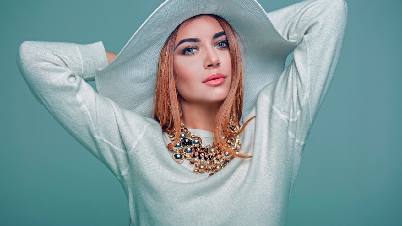 Красивая девушка модель в белом наряде