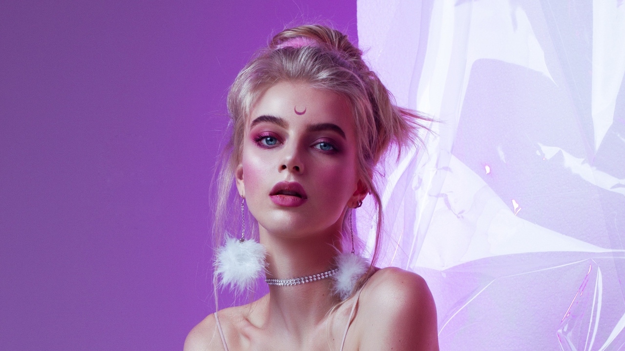 Красивая девушка с татуировкой  на лбу