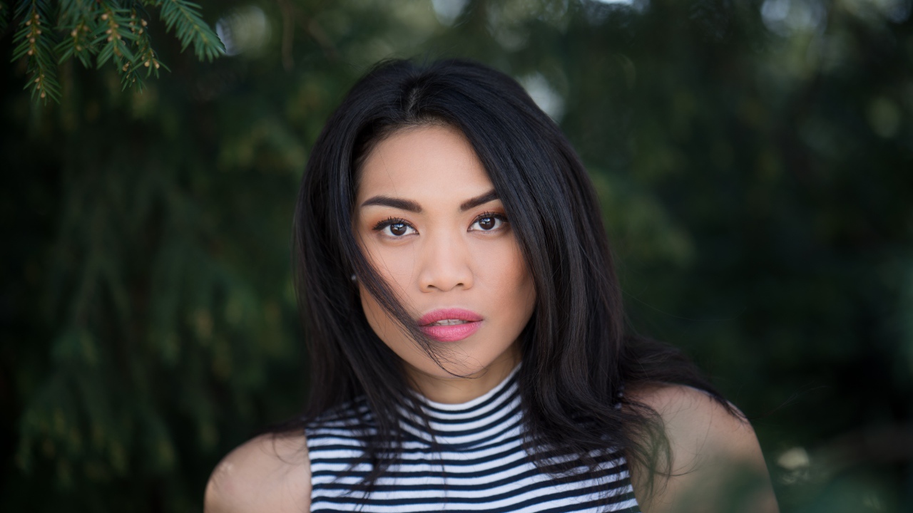 Красивая девушка с длинными черными волосами 