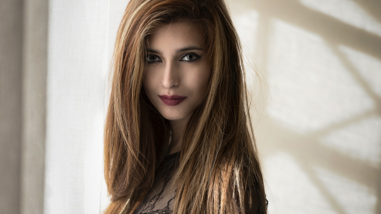 Красивая девушка с длинными волосами и пирсингом в носе