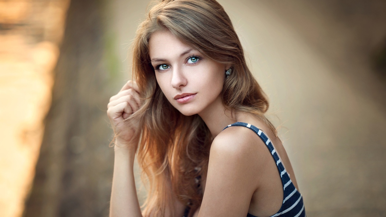 Красивая зеленоглазая девушка шатенка